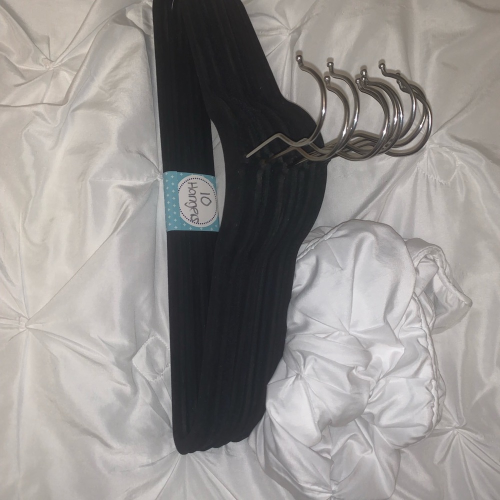Black velvet hangers (6)) 10packs (used good condition) 60 Total - Picture 11 of 14